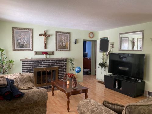 2105 Indian Rd, Waukegan, IL 60087-4524