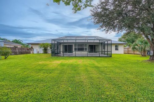 5205 Feather Crk Dr, Fort Pierce FL 34951-2327 exterior