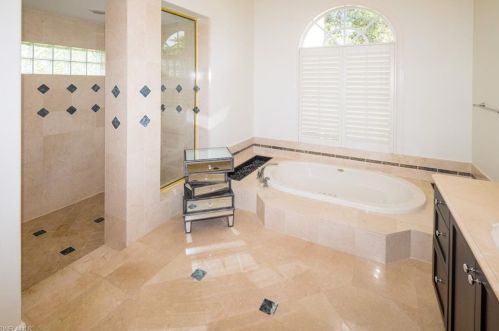 13770 Pondview Cir, Naples FL 34119-0912 exterior