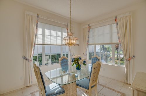 320 Bentley Cir, Fort Pierce FL 34986-2475 exterior