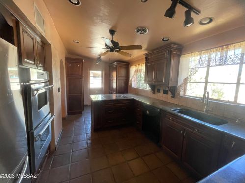 6802 Kenyon Dr, Tucson AZ  85710-4710 exterior