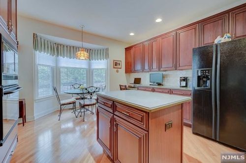 122 Mackenzie Ln, Parsippany NJ 07834-3723 exterior