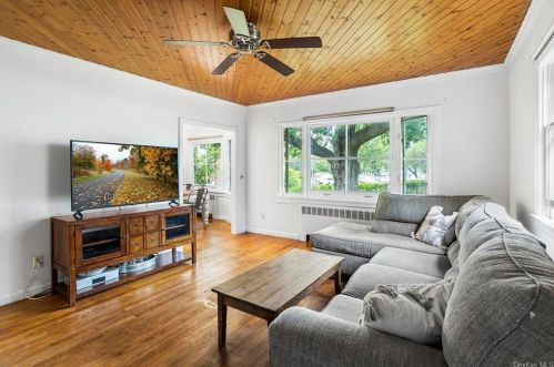 7 Empire Dr, Patterson NY 12563-2122 exterior