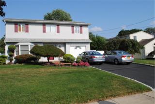 96 Kenwood Dr, Bohemia NY  11716-1326 exterior