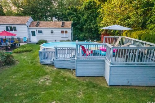 12 Cedarwood Dr, Huntington Station NY 11746-1305 exterior