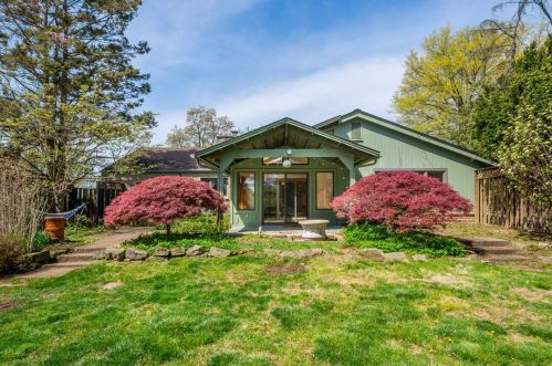 1243 Pinewood Dr, Pittsburgh PA  15243-1811 exterior