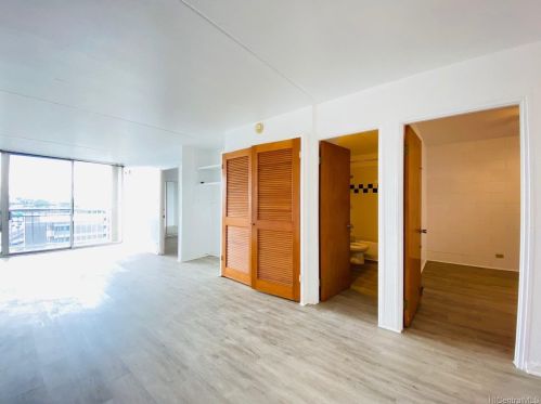 1320 Alexander St, Honolulu HI  96826-1240 exterior