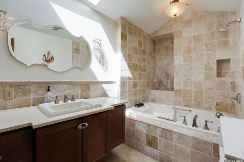 69 Kendrick Ln, Huntington Station NY 11746-7829 exterior