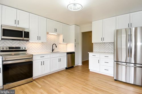 2879 Glenora Ln, Rockville MD 20850-3055 exterior