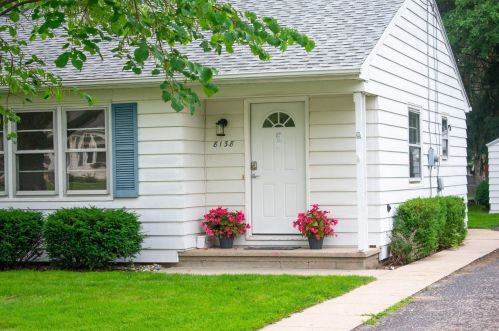 8138 Lake Wood Dr, Kalamazoo MI  49002-5564 exterior