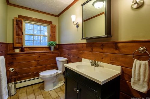 16 Seagrave St, Killingly CT 06239-4129 exterior