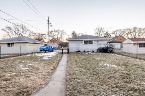 6045 Lincoln Crk Dr, Milwaukee WI 53218-4938 exterior