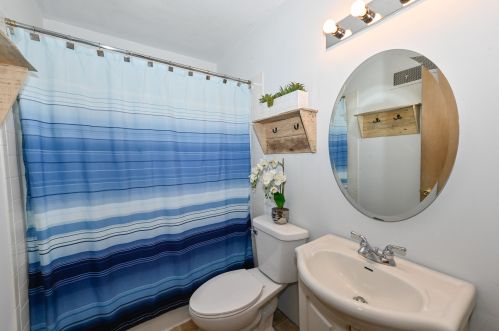 8224 52, Milwaukee WI 53223-3517 exterior