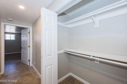 8648 Kenyon Dr, Tucson AZ  85710-4234 exterior