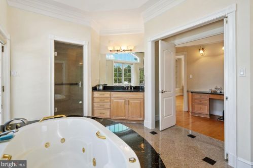 12705 Greenbriar Rd, Rockville MD 20854-6324 exterior