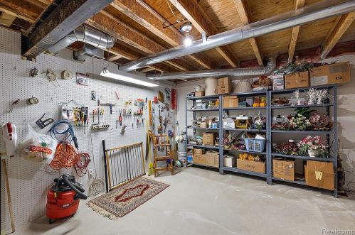 1342 Alameda Blvd, Troy MI 48085-6739 exterior