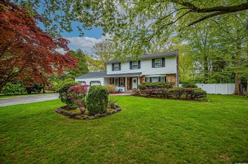 3 Penguin Ln, Commack, NY 11725-4808