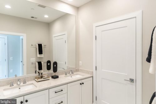 10326 Grosvenor Pl, Rockville MD 20852 exterior