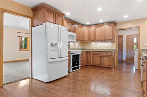 6720 Yates Rd, Milwaukee WI 53217-3943 exterior