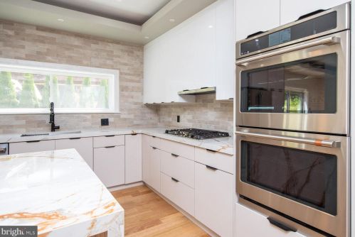 6627 Lincoln Dr, Philadelphia PA exterior