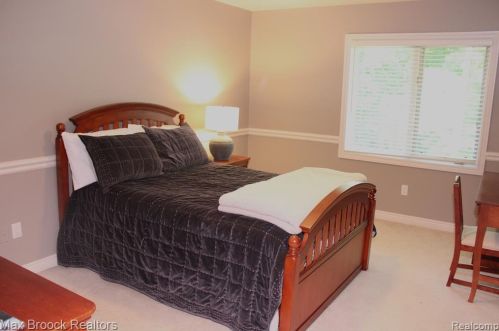 3586 Walnut Brk Dr, Rochester MI 48309-4065 exterior