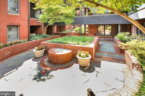 1080 Wisconsin Ave, Washington DC  20007-3637 exterior