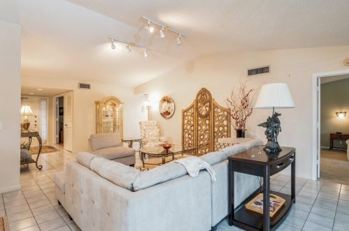 11210 Aspen Gln Dr, Boynton Beach FL 33437-1823 exterior