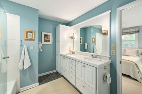 6855 Lk Dr, Milwaukee WI 53217-3622 exterior