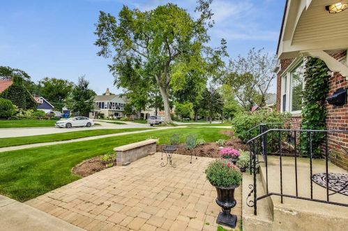 366 Parkview Ave, Elmhurst, IL 60126-4110