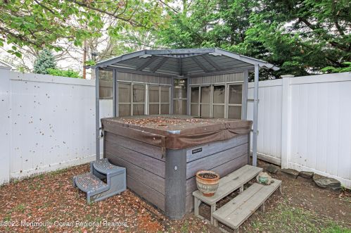 2215 Middle Ave, Point Pleasant Beach NJ 08742-5138 exterior