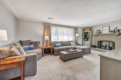 952 Gladys Ave, Pittsburgh, PA 15216-3905