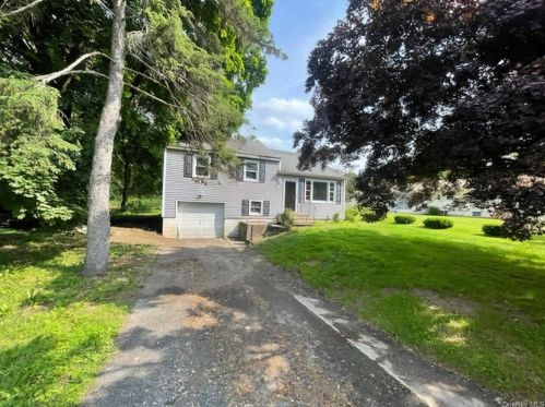 7 Lyons Dr, Poughkeepsie, NY 12601-1053