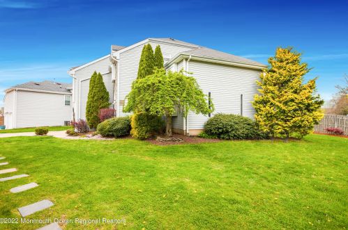 200 Kentucky Way, East Freehold NJ 07728-4656 exterior