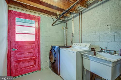 6918 Westhampton Dr, Alexandria VA 22307-1528 exterior