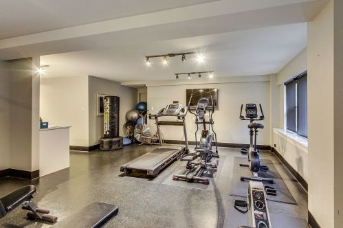 1350 Astor St, Chicago IL 60610-2172 exterior