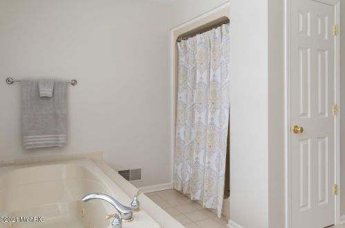 7408 Dunross Dr, Kalamazoo MI 49024-7412 exterior