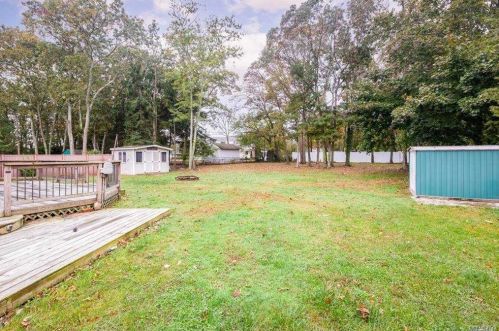 670 Locust Ave, Bohemia NY 11716-2144 exterior