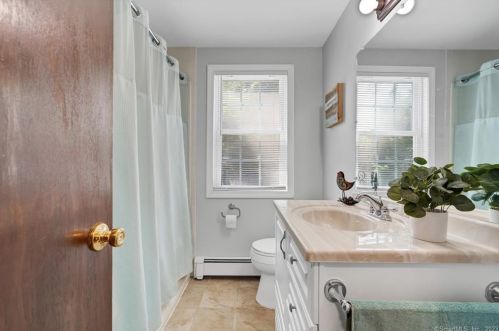 46 Eldridge St, Manchester CT 06040-5500 exterior