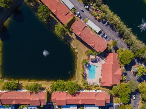 8304 Key Royal Cir, Naples FL 34119-6804 exterior