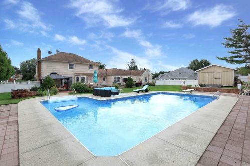 10 Dunlop Ct, Commack NY 11725-1773 exterior