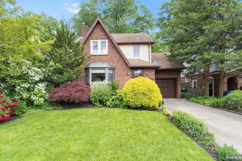 843 Belle Ave, Teaneck, NJ 07666-2552