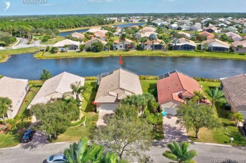 332 Shoreline Cir, Fort Pierce FL 34986-2913 exterior