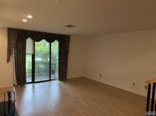 13 Carlyle Ct, Teaneck, NJ 07666-6492