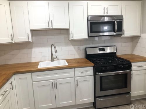 326 College Dr, Edison NJ 08817-5955 exterior