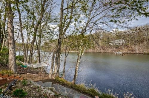 4 Lake Trl, Morristown NJ 07960-6751 exterior