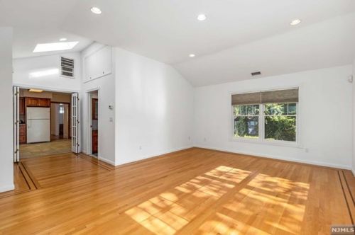 302 Englewood Ave, Teaneck NJ 07666-6039 exterior