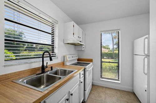 4611 Kittiwake Ct, Boynton Beach FL 33436-5228 exterior