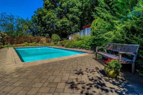 1 Cullens Hl Rd, Derby CT exterior