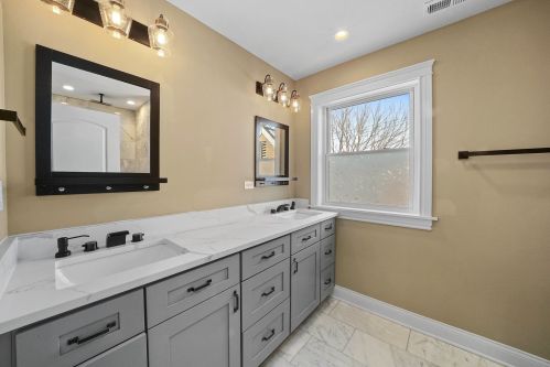 7920 Crandon Ave, Chicago IL 60617-1147 exterior