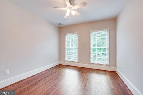 1402 Harvest Xing Dr, Mc Lean VA 22101-5650 exterior